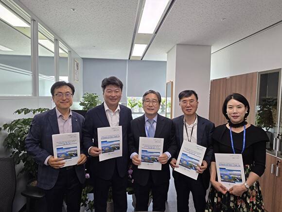 강상구 나주시장 권한대행(가운데)이 중앙부처 관계자들과 기념촬영을 하고 있다. [사진=나주시청]