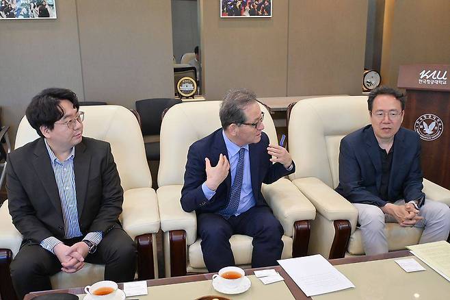 AI 파일럿 탑건 챌린지를 설명하는 김수한 한국항공대학교 SW중심대학사업단 연구교수와 허희영 한국항공대학교 총장, 안준선 한국항공대학교 대학원장 겸 AI융합대학장(왼쪽부터) / 출처=IT동아
