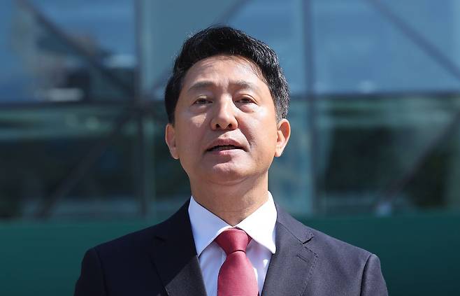 오세훈 국민의힘 서울시장 후보가 14일 서울 중구 서울시청 앞에서 6·3 지방선거 대국민 호소 기자회견을 하고 있다. [뉴스1]