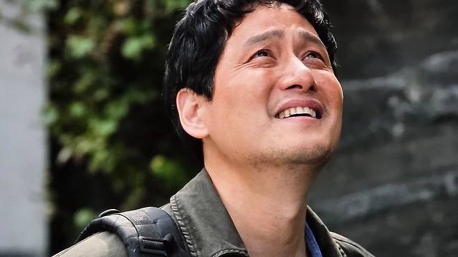 JTBC 드라마 '모두가 자신의 무가치함과 싸우고 있다(이하 '모자무싸')'에서 시인 진만 역을 맡은 박해준. 사진 스튜디오 피닉스, SLL, 스튜디오 플로우