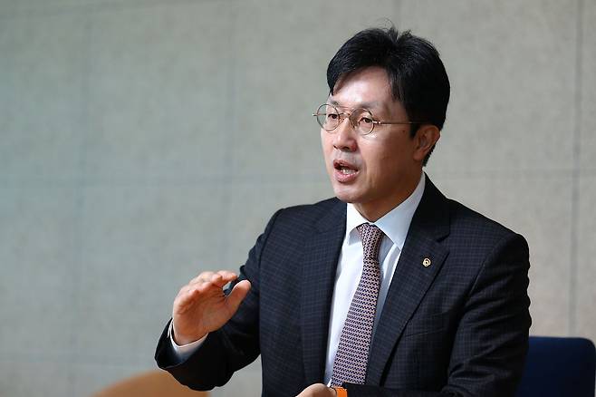 최영진 한화자산운용 부사장이 3월31일 서울 여의도 한화금융센터 사무실에서 중앙일보와 인터뷰하고 있다. 김종호 기자