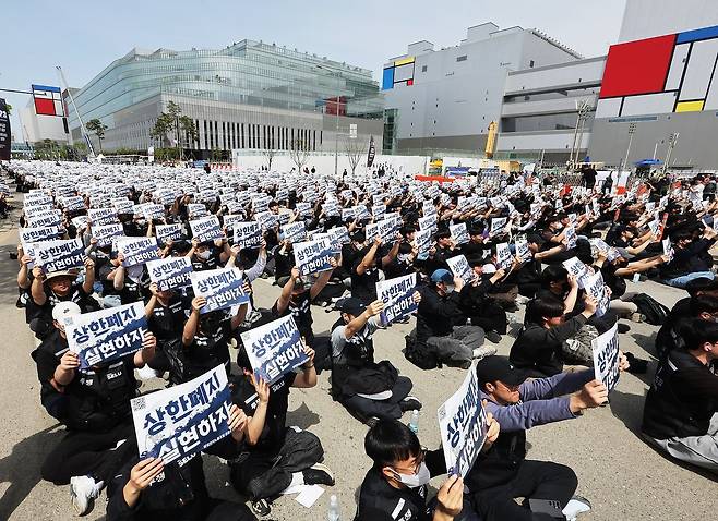지난달 23일 삼성전자 노조원들이 경기 평택시 삼성전자 평택캠퍼스 앞에서 열린 투쟁 결의대회'에서 구호를 외치고 있다. 연합뉴스