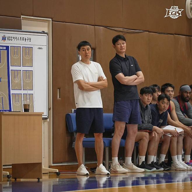 DB 신임 사령탑을 맡은 이규섭(오른쪽) KCC 코치. 사진 KCC