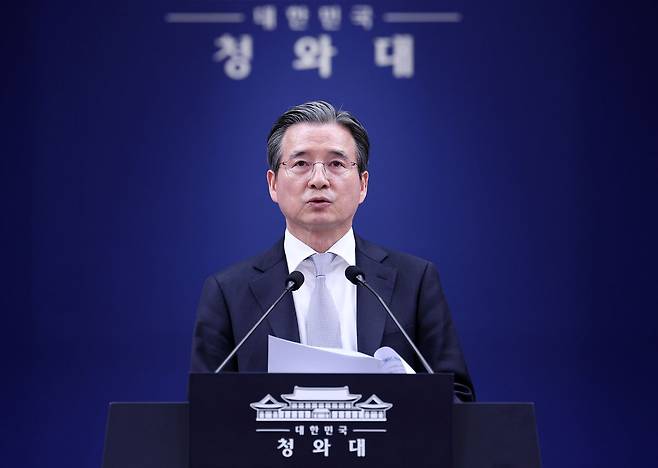 김용범 정책실장이 지난달 27일 청와대 춘추관에서 브리핑을 하고 있다. 뉴시스