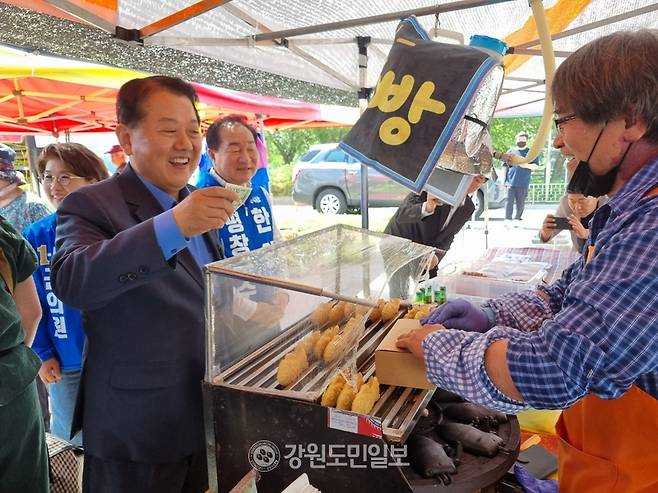 ▲ 강릉 연고인 김병주 국회의원이 15일 평창읍을 방문, 더불어민주당 후보들의 선거운동을 지원했다. 김 의원은 이날 오전 평창읍에 도착, 한왕기 더불어민주당 평창군수 후보, 이정균 도의원 후보, 임현우·이은미 군의원 후보, 김복준 군의원 비례대표 후보와 함께 평창읍 시가지와 평창5일장터를 돌며 상인과 주민들에게 인사하고 지지를 당부했다. 신현태 .