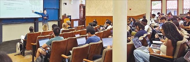 우자준 미국 스탠퍼드대 컴퓨터과학·심리학 겸임교수가 지난 12일 마음과 기계 수업 중 인간과 인공지능(AI)의 차이를 설명하고 있다.   /김인엽 특파원