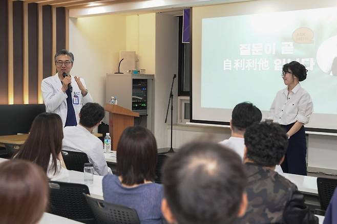 연세본사랑병원 권세광 병원장이 인삿말을 하고 있다.
