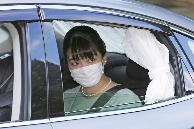 2021년 2월 26일 아키히토 일본 상왕의 손녀 마코 공주가 집을 나서고 있다. 마코 공주는 이날 결혼식을 생략하고 대학 시절 만난 연인과 혼인신고를 마쳤다. 도쿄 | AP연합뉴스