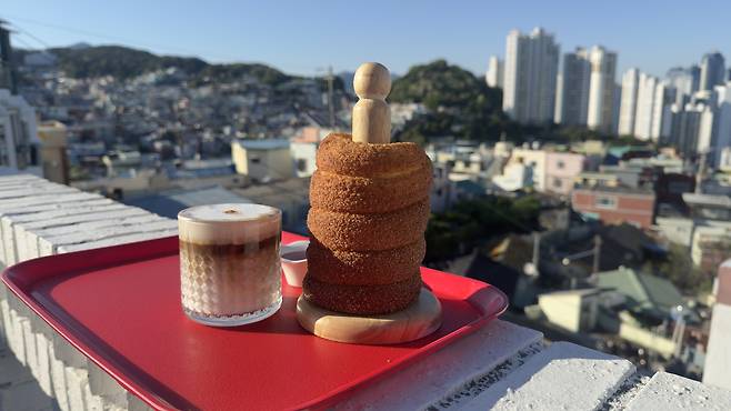A latte and trdlo bread on the rooftop of Cafe Pyeonan in Beomil-dong, Dong DIstrict, on May 5. [WOO JI-WON]