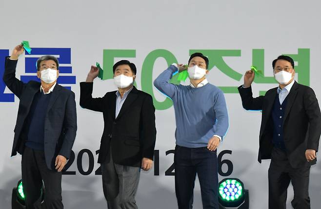 정기선 HD현대 회장과 권오갑 HD현대 명예회장 등 HD현대 경영진이 HD현대 50주년 비전 선포식에서 응원의 메시지를 적은 종이비행기를 날리고 있다. HD현대