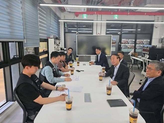 삼성전자 DS부문 경영진이 삼성전자노동조합 공동투쟁본부와 만나 대화하는 모습. (사진 왼쪽 위부터 투쟁본부 정승원 국장, 이송이 부위원장, 최승호 위원장, 김재원 국장, 사진 오른쪽 위부터 삼성전자 박용인 사장, 한진만 사장, 전영현 부회장, 김용관 사장) 삼성전자 제공