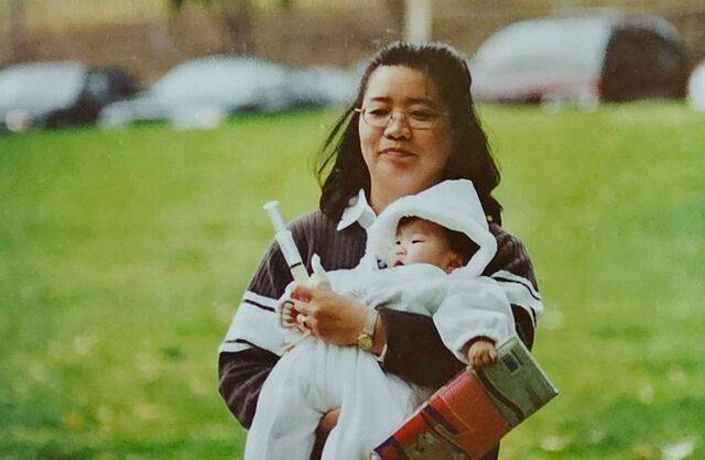 박희용 선교사의 아내 유성희 선교사가 1999년 심장 수술을 앞둔 딸 은지양을 안고 있다.