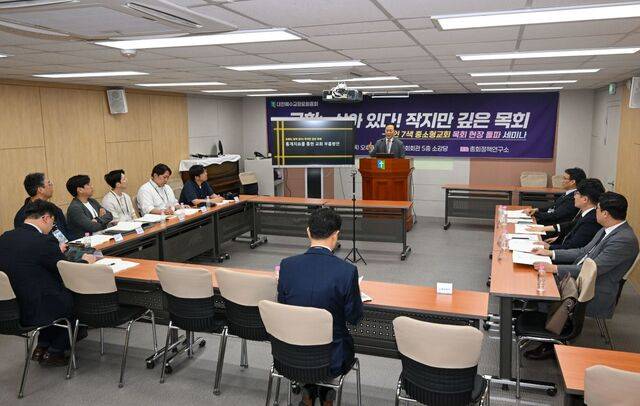 예장합동 총회정책연구소장 노재경 목사가 14일 서울 강남구 총회 본부에서 교회 부흥과 활성화 정책을 제안하고 있다. 신석현 포토그래퍼