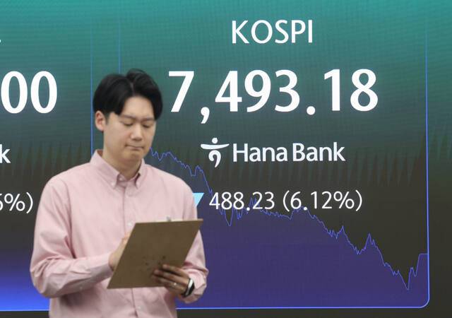 15일 코스피가 장중 7370선까지 주저앉는 등 하락하는 모습을 보였다. 연합뉴스