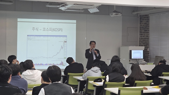 김한준 메리츠캐피탈 상무가 7일 서울금융고에서 ‘주식과 채권 시장의 역할’ 강의를 하고 있다. 김준영 인턴기자