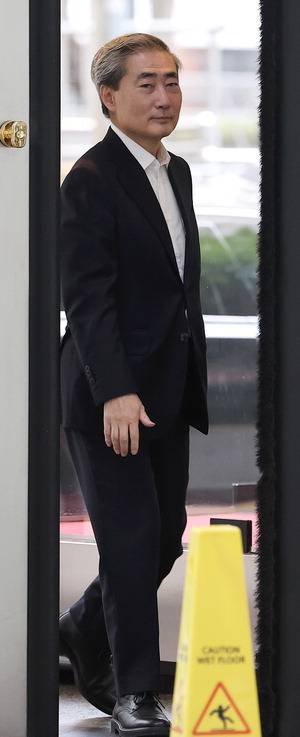 신현송 한국은행 총재가 지난달 서울 중구 한화금융플라자에 마련된 인사청문회 준비 사무실로 출근하는 모습.  연합뉴스