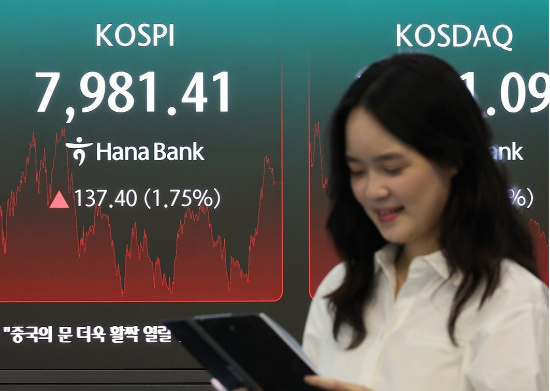 14일 서울 중구 하나은행 본점 딜링룸. (연합뉴스)