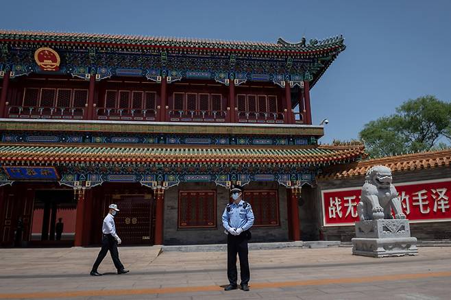 시진핑 중국 국가주석은 15일 도널드 트럼프 미국 대통령과 '중국 권력의 심장부'라 불리는 베이징의 중난하이(中南海)에서 차담과 오찬을 함께 한다. 사진은 2020년 5월 18일 중국 인민해방군(PLA) 병사들이 중난하이 지도부 청사 입구에서 경비를 서고 있는 모습이다. /AFPBBNews=뉴스1