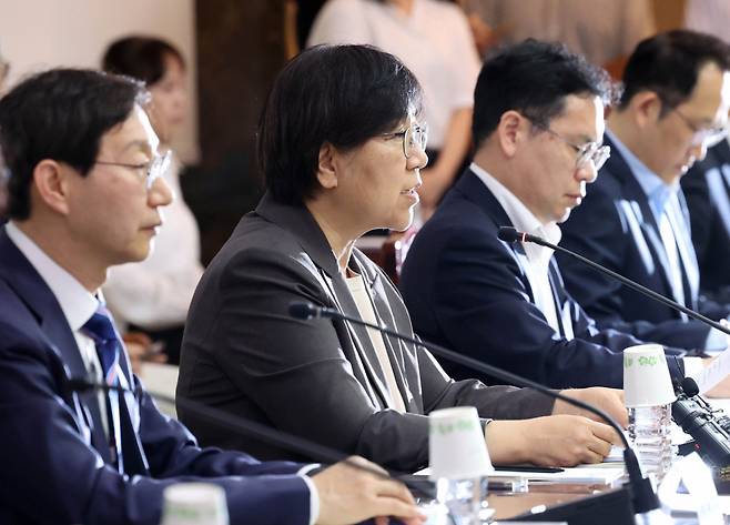 [서울=뉴시스] 조수정 기자 = 정은경 보건복지부 장관이 15일 오후 서울 종로구 정부서울청사에서 열린 제4차 국민연금기금운용위원회 회의를 주재하고 있다. 2026.05.15. chocrystal@newsis.com /사진=조수정