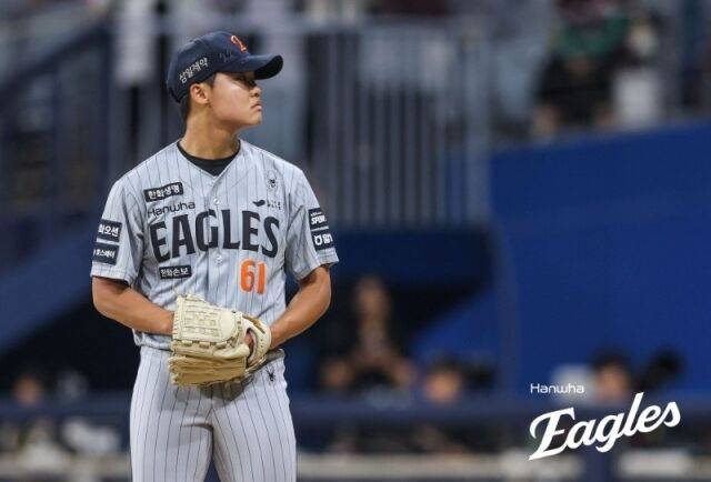 한화 이글스 정우주가 14일 서울 고척스카이돔에서 열린 키움 히어로즈와의 원정경기서 투구하고 있다./한화 이글스 제공