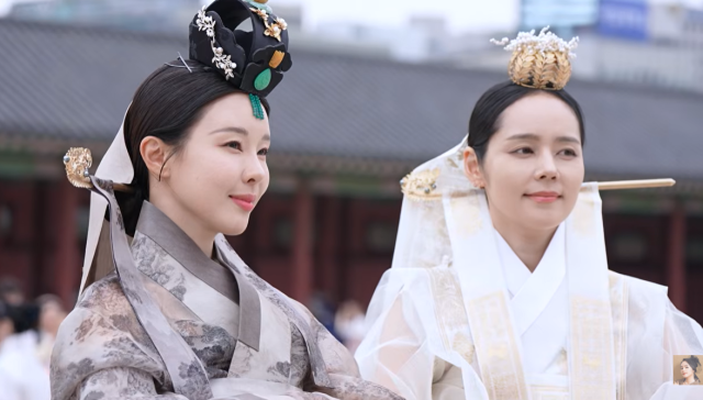 지난 14일 유튜브 채널 ‘자유부인 한가인’에는 ‘절세미녀 한가인이 ‘해품달’때 신분 낮아서 못입은 궁중한복 입고 경복궁에 등장하자 외국인들의 놀라운 반응’이라는 제목의 영상이 올라오며 누리꾼들의 폭발적인 관심을 끌었다. 왼쪽은 여우곰채널 은지./유튜브 채널 ‘자유부인 한가인’(+여우곰채널)