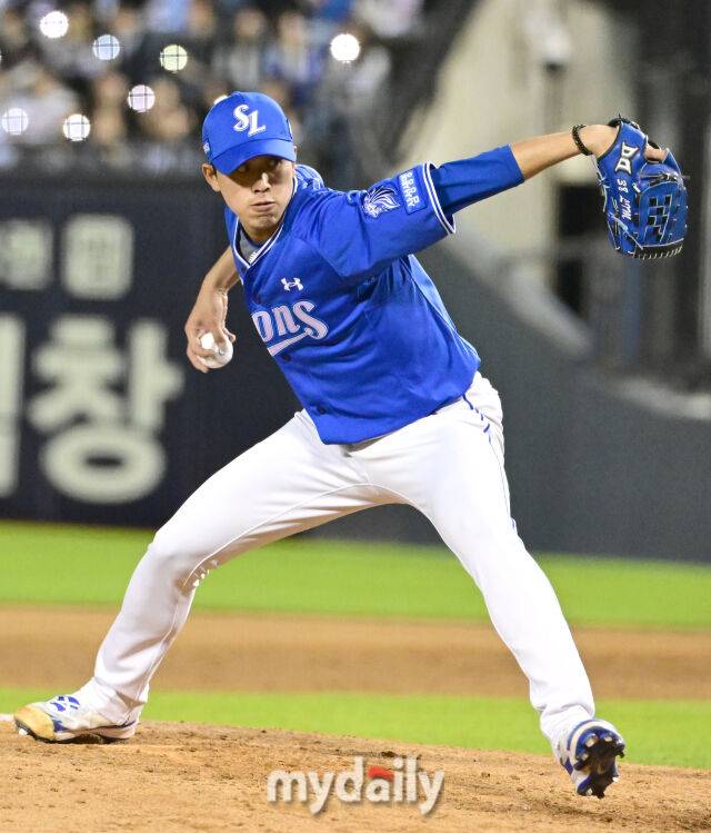 2026년 4월 29일 오후 서울 잠실구장에서 열린 '2026 신한 SOL KBO리그' 삼성 라이온즈와 두산 베어스 경기. 삼성 임기영이 8회말 구원등판해 역투하고 있다./마이데일리