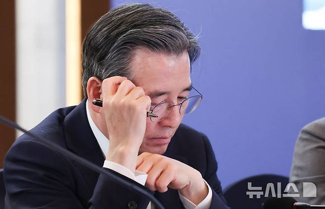 [울산=뉴시스] 고범준 기자 = 김용범 정책실장이 13일 울산 동구 호텔현대 바이 라한 울산에서 열린 K-조선 미래비전 간담회에서 자료를 살펴보고 있다. (청와대통신사진기자단) 2026.05.13. bjko@newsis.com