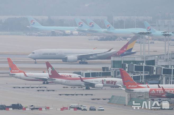 [인천공항=뉴시스] 권창회 기자 = 1일 인천국제공항에서 항공기가 이륙하고 있다. 2026.04.01. kch0523@newsis.com