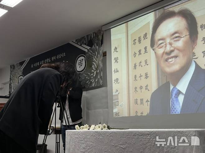 [서울=뉴시스]신유림 기자=15일 오전 김신일 전 부총리가 서울 마포구 일성여자중고등학교 다목적실에서 열린 고(故) 이선재 교장 추모식에서 추모사를 하고 있다. 2026.05.15. spicy@newsis.com