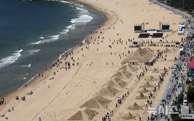 [부산=뉴시스] 하경민 기자 = '2026 해운대 모래축제'가 개막한 15일 부산 해운대구 해운대수욕장을 찾은 시민과 관광객이 다양한 모래작품을 구경하고 있다. 18일까지 열리는 이번 축제에서는 '모래로 떠나는 부산 시간여행'을 주제로 도시의 역사와 매력, 랜드마크를 담은 17개 작품이 전시된다. 모래작품 전시는 축제가 끝난 뒤에도 내달 14일까지 이어진다. 2026.05.15. yulnetphoto@newsis.com