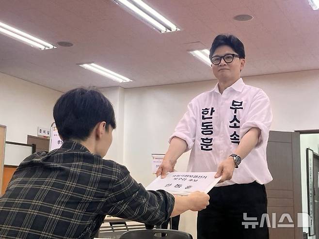 [부산=뉴시스] 진민현 기자 = 15일 오후 부산 북구 선거관리위원회에서 무소속 한동훈 부산 북갑 국회의원 후보가 후보자 등록을 하고 있다. 2026.05.15 truth@newsis.com