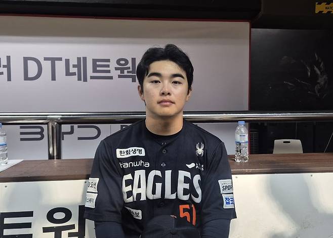 [수원=뉴시스] 문채현 기자 = 프로야구 한화 이글스의 문현빈이 15일 수원 KT위즈파크에서 열린 2026 신한 쏠 KBO리그 KT 위즈와의 경기를 마친 뒤 취재진과 인터뷰를 하고 있다. 2026.05.15. dal@newsis.com *재판매 및 DB 금지