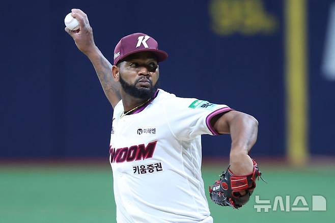 [서울=뉴시스] 권창회 기자 = 3일 오후 서울 구로구 고척스카이돔에서 열린 2026 KBO리그 LG 트윈스와 키움 히어로즈의 경기, 1회 초 키움 선발 알칸타라가 역투하고 있다. 2026.04.03. kch0523@newsis.com