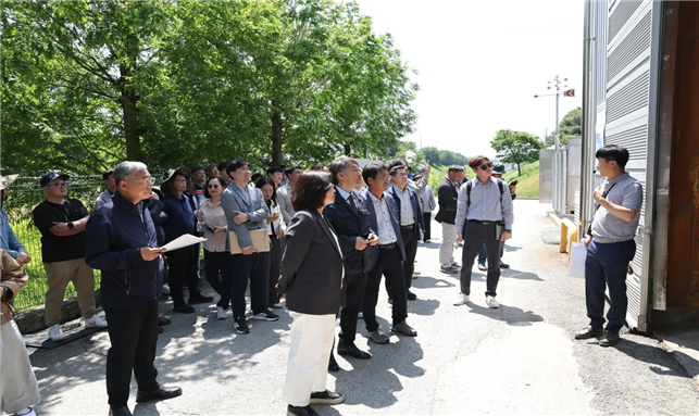 대한한돈협회와 농촌진흥청이 13일 충북 청주한돈영농조합법인 자원화시설을 방문해 시설 운영 현황과 액비 생산·관리 과정을 살펴보고 있다. 대한한돈협회