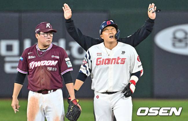 [OSEN=부산, 이석우 기자] 30일 부산 사직야구장에서 2026 신한 SOL KBO 리그 롯데 자이언츠와 키움 히어로즈의 경기가 열렸다. 홈팀 롯데는 비슬리가, 방문팀 키움은 배동현이 선발 출전했다.롯데 자이언츠 한동희가 4회말 1사 3루 내야 땅볼로 박승욱이 협살당하자 아쉬워하고 있다. 2026.04.30 / foto0307@osen.co.kr