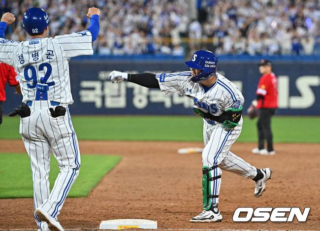 [OSEN=대구, 이석우 기자] 15일 대구삼성라이온즈파크에서 2026 신한 SOL KBO 리그 삼성 라이온즈와 KIA 타이거즈의 경기가 열렸다. 홈팀 삼성은 후라도가, 방문팀 KIA는 네일이 선발 출전했다. 삼성 라이온즈 전병우가 8회말 2사 2,3루 역전 2타점 좌익수 앞 안타를 치고 환호하고 있다. 2026.05.15 / foto0307@osen.co.kr