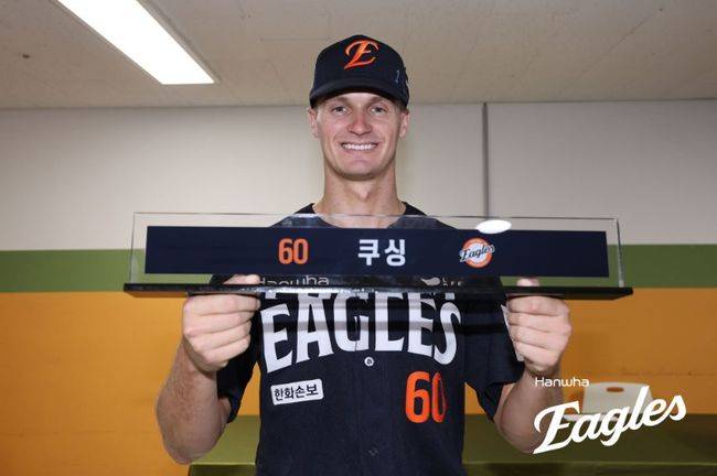 김경문 감독이 이끄는 한화 이글스는 15일 수원 케이티위즈파크에서 열린 2026 신한 SOL KBO리그 KT와의 원정경기에서 5-3으로 승리했다. 오웬 화이트의 6주 대체 외국인 선수로 합류했던 잭 쿠싱은 계약 만료일인 이날 9회말 1이닝 1실점으로 시즌 4세이브를 작성하며 유종의 미를 거뒀다. 한화 이글스 제공