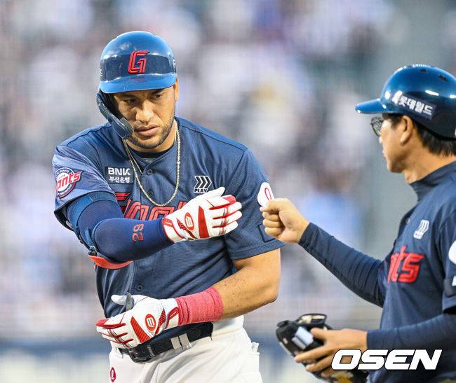 [OSEN=잠실, 민경훈 기자] 15일 서울 잠실야구장에서 ‘2026 신한 SOL Bank KBO리그’ 두산 베어스와 롯데 자이언츠의 경기가 열렸다.이날 두산은 곽빈, 롯데는 김진욱을 선발로 내세웠다.3회초 1사 주자 2루 롯데 레이예스가 중견수 앞 1타점 적시타를 때린 후 1루에서 기뻐하고 있다. 2026.05.15 / rumi@osen.co.kr