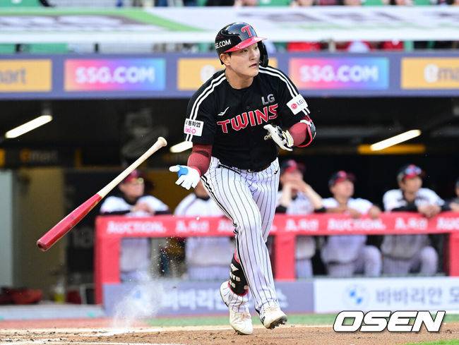 [OSEN=인천, 최규한 기자] 15일 인천 SSG랜더스필드에서 ‘2026 신한 SOL Bank KBO리그’ SSG 랜더스와 LG 트윈스의 경기가 열렸다.홈팀 SSG는 히라모토 긴지로, 방문팀 LG는 요니 치리노스를 선발로 내세웠다.2회초 무사 1루 상황 LG 문정빈이 오른쪽 2루타를 날리고 있다. 2026.05.15 / dreamer@osen.co.kr
