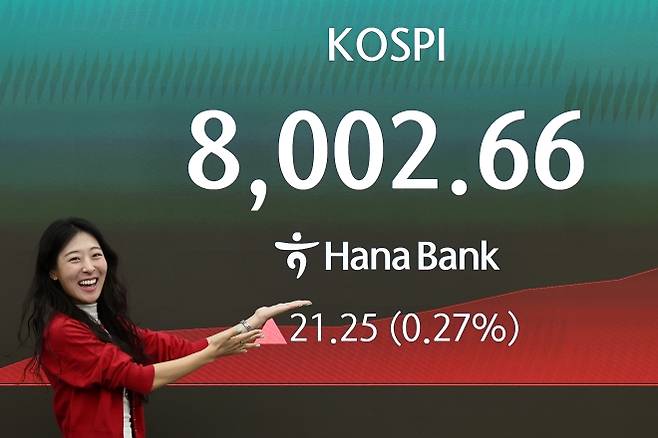코스피 지수가 8000선을 돌파한 15일 서울 하나은행 본점 딜링룸에서 딜러가 포즈를 취하고 있다. 2026.5.15. 연합뉴스