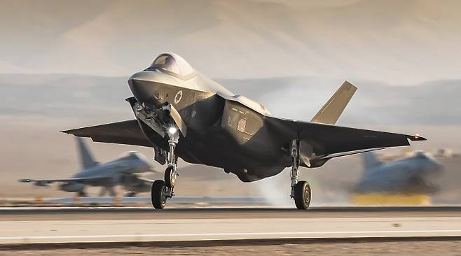 이스라엘 공군의 F-35I ‘아디르’ 전투기가 이륙하고 있다. 이스라엘 공군 제공