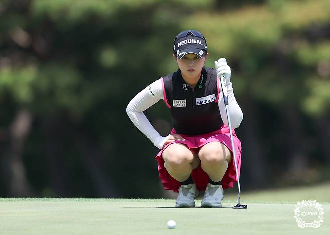 그린 경사를 읽고 있는 박현경. 사진 제공=KLPGA
