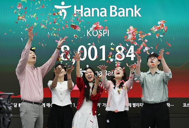 15일 서울 하나은행 본점 딜링룸에서 코스피 8000포인트 기념 세리머니가 진행되고 있다. ⓒ연합뉴스