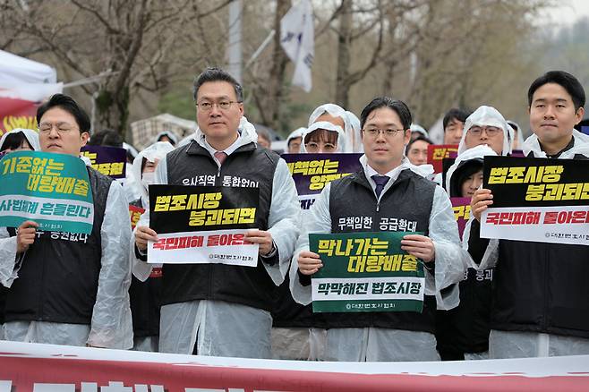 대한변호사협회 소속 변호사들이 2025년 4월22일 정부과천청사 앞에서 변호사 배출 규모 축소를 요구하며 릴레이 시위를 진행하고 있다. ⓒ변협 제공