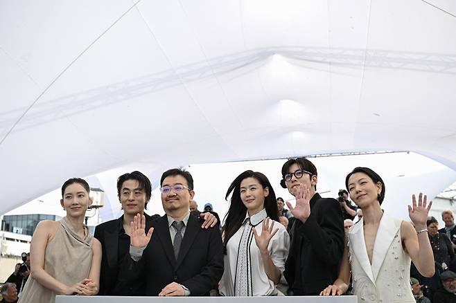 영화 '군체' 공식 포토콜 연상호 감독 전지현 구교환 지창욱 신현빈 김신록 /사진=/AFPBBNews=뉴스1=스타이슈