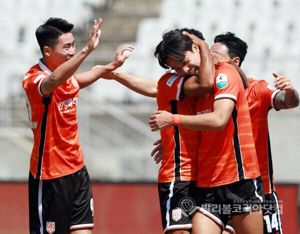 ■매치 오브 라운드 : 상승세 이어가려는 '화성FC' vs 선두 굳히기 '부산아이파크'.(사진=김경수 기자/ 발리볼코리아닷컴DB)