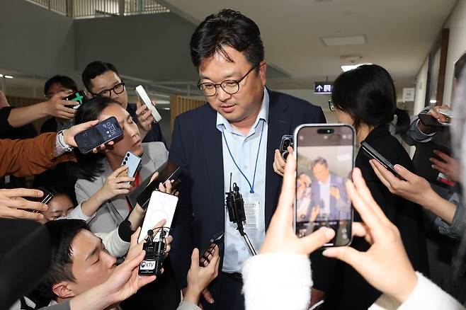 삼성전자 대표교섭위원인 김형로 부사장이 5월 13일 새벽 세종시 정부세종청사 중앙노동위원회에서 열린 2026년 임금협약 체결을 위한 2차 사후조정이 결렬된 후 협상장을 떠나고 있다. 연합뉴스