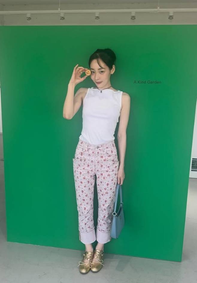 Actress Kim Min-ha is garnering attention for showcasing her slimmer appearance on social media following her successful diet. In the released photos, Kim Min-ha is seen wearing a white sleeveless top paired with floral-patterned pants, revealing her toned shoulders and arms while enjoying the exhibition space with a bright smile.After making her debut in the 2016 web drama *Two Women Season 2*, Kim Min-ha gained worldwide attention for her role as the young Sunja in the Apple TV+ series *Pachinko*. She has since continued her acting career by appearing in the tvN drama *Typhoon Corporation*.Currently, Kim Min-ha has various upcoming projects scheduled for release, including the Disney+ original series *The Miracles of the Namiya General Store*, the Netflix drama *Honey Job*, and the Netflix movie *Stars*.