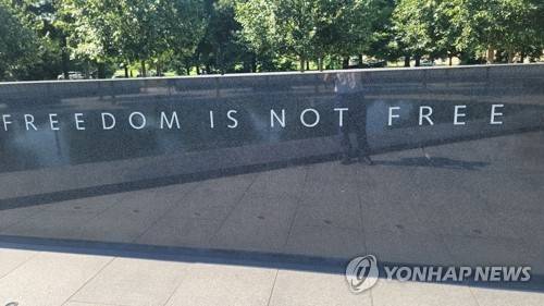 워싱턴의 한국전쟁 참전 기념공원 [워싱턴 연합뉴스 자료사진 재판매 및 DB금지]   워싱턴 DC 내셔널몰의 한국전 참전 기념공원에 '자유는 공짜가 아니다'(Freedom is not free)라는 문구가 새겨져 있다. 2025.6.26