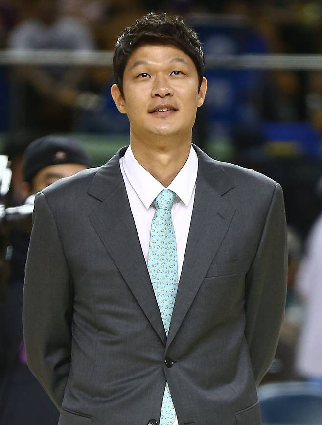 코트 떠나는 삼성의 나이스 Q, 이규섭 (서울=연합뉴스) 김도훈 기자 = 20일 오후 서울 잠실실내체육관에서 열린 2013-2014 KB 국민카드 프로농구 서울 삼성 대 창원 LG 경기 하프타임 때 열린 삼성 이규섭 은퇴식에서 이규섭이 관중석을 바라보고 있다. 2013.10.20 superdoo82@yna.co.kr